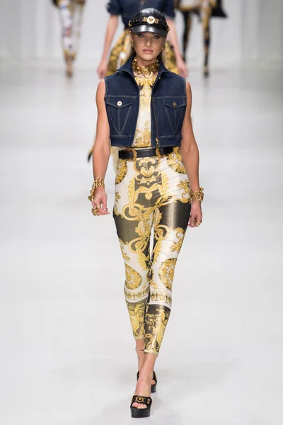 Look 15
